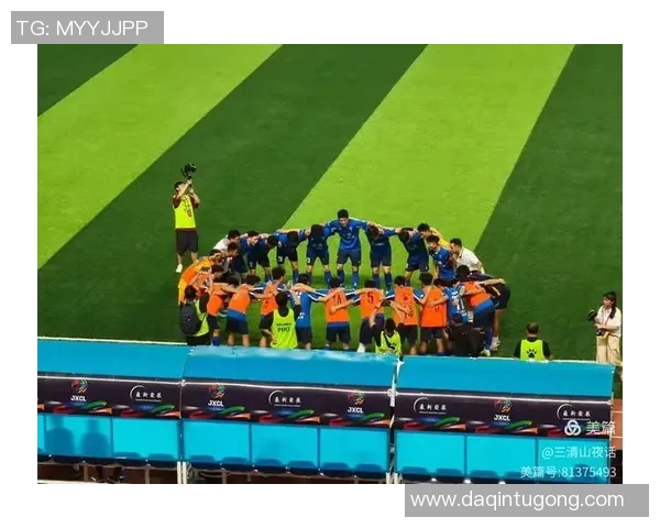 足球明星在绿茵场上挥洒汗水与荣耀的七字诗歌颂