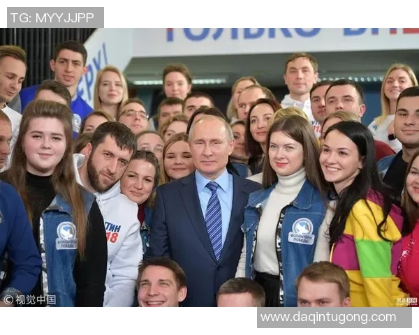 普京与足球明星亲密合影展现运动精神与友谊的瞬间